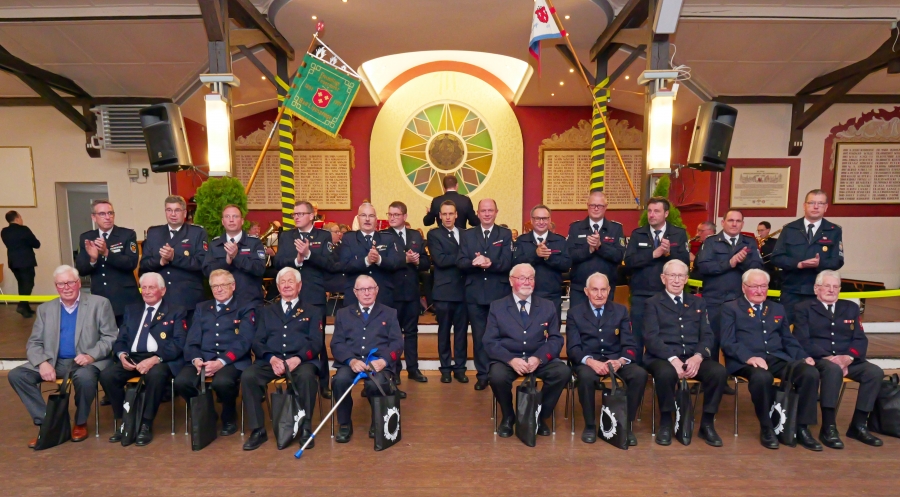 Die ältesten Telnehmer aus jeder Wehr wurden mit Präsenten gehrt. Ältester Senior in diesem Jahr war der 95-jährige Heinrich Körning aus Bad Wünnenberg (sitzend, 2. v. l.).